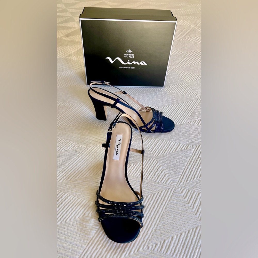 Nina AVALEY
NEW NAVY SATIN WITH CRYSTALS HIGH HEEL SLINGBACK
SANDAL